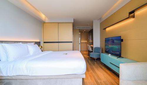 Deluxe King Room with City View
