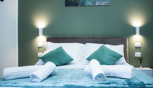 Classic Room, 1 Queen Bed, Private Bathroom, Courtyard View