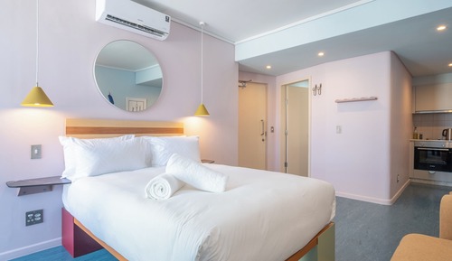 Economy Studio, Balcony