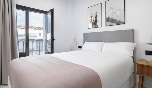 One-Bedroom Apartment with Balcony