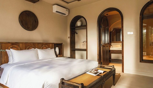 Deluxe Room, 1 Queen Bed, Pool View