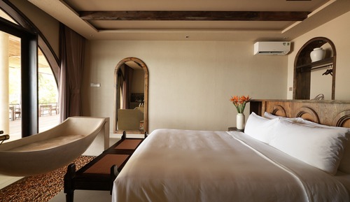 Deluxe Room, 1 Queen Bed, Partial Ocean View