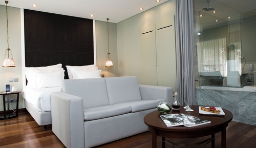 Deluxe Room (King Size Bed)