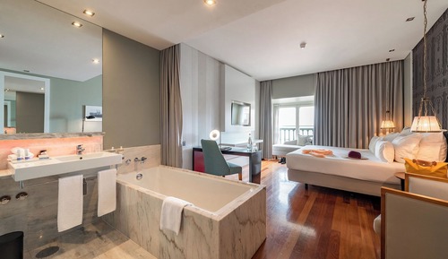 Premium Room (King Size Bed)