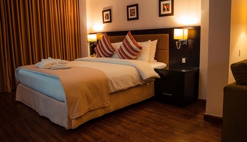 Business Suite, 1 King Bed, Pool View