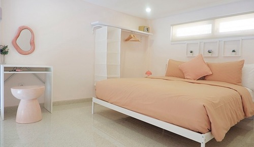 Deluxe Studio, 1 King Bed with Sofa bed