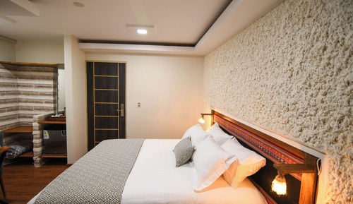 Comfort Room, Balcony