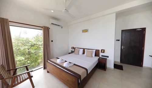 Deluxe Double Room, 1 King Bed, Balcony, Beach View