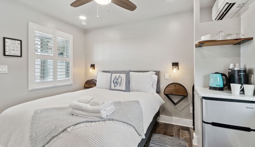 Luxury Studio, 1 Queen Bed, Kitchenette, Beachside