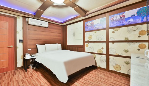 Basic Quadruple Room, Private Bathroom (Parking available)