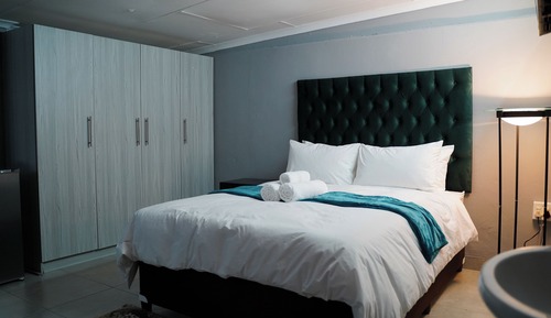 Comfort Room, Pool View