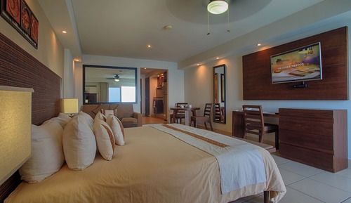 Deluxe Studio, 1 King Bed, Non Smoking, Ocean View (Kitchenette, Balcony)