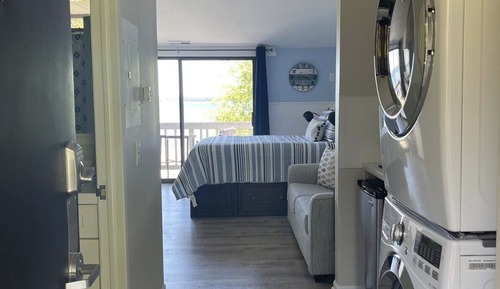 Deluxe Condo, Lake View
