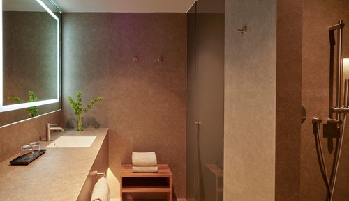 Club Room, 1 King Bed, Club Lounge Access, Corner (Walk-In Shower)