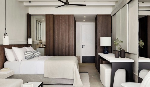 Island Adjoining Suites Sharing Pool