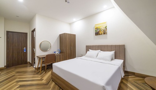 Deluxe Suite, 1 Queen Bed, Balcony, Valley View