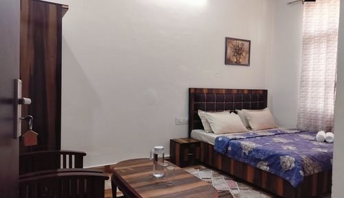 Family Room, Hill View
