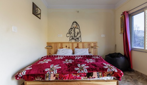 Cozy Valley View Room with Balcony