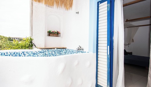 Deluxe Studio, Jetted Tub