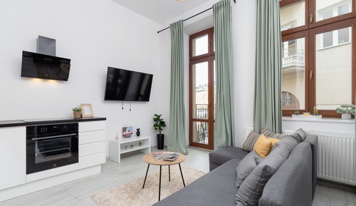 Studio, Balcony