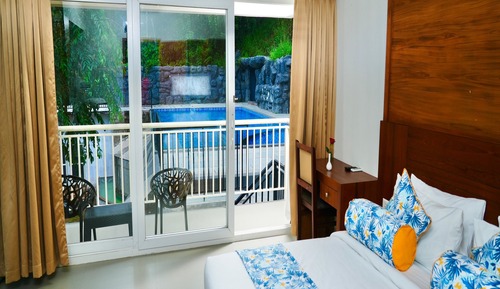 Blue Moon Jacuzzi Pool Villa