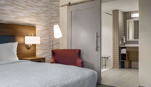Basic Studio, 1 King Bed, Accessible (Mobility & Hearing, Roll-in Shower)