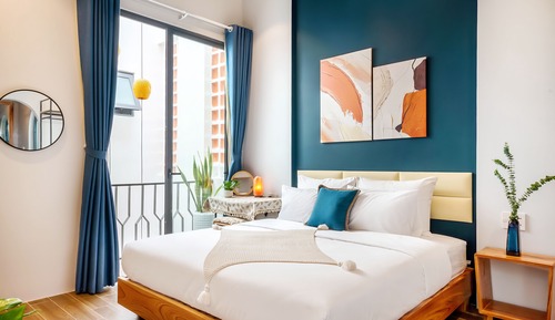 Signature Suite, 1 King Bed, Courtyard View, Courtyard Area