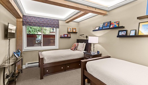 Deluxe Condo, 2 Bedrooms, Patio, Mountain View (102)