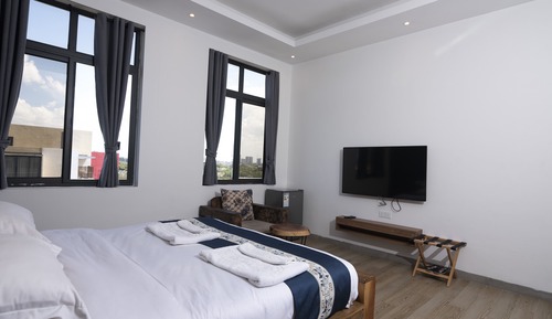 Comfort Studio, Refrigerator & Microwave