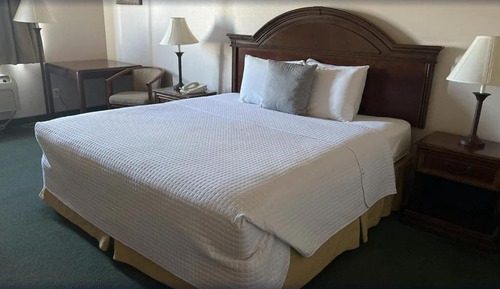 Standard Room, 1 King Bed, Non Smoking, Pets Allowed