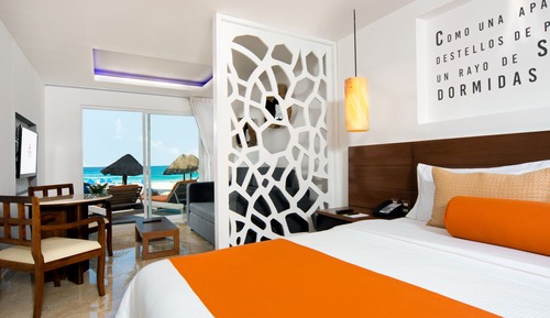 Jr Suite swim up ocean view
