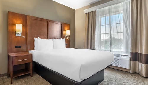 Suite, 1 Queen Bed with Sofa bed, Accessible, Non Smoking (Roll-In Shower)
