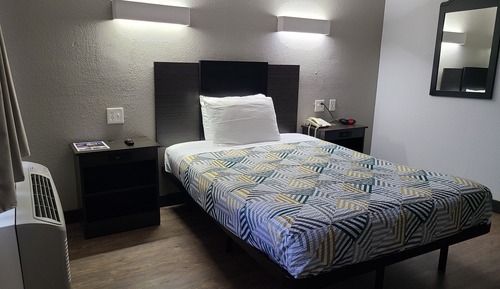 Deluxe Room, 1 Queen Bed, Accessible, Smoking