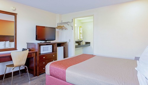 Deluxe Room, 1 Queen Bed, Non Smoking, Refrigerator & Microwave