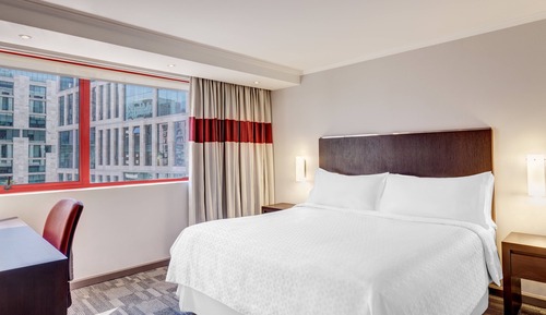 Deluxe Suite, 1 King Bed, Non Smoking, Corner