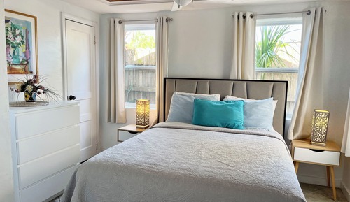 Cottage, Bay View (Bahama Breeze Room)