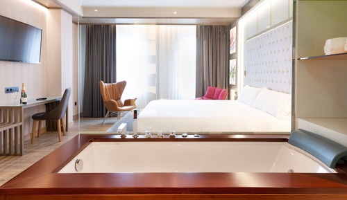 Superior Room, Hot Tub