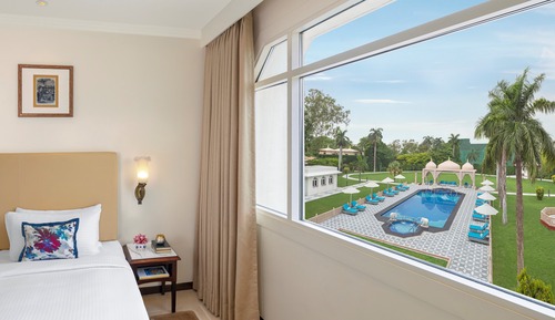 Deluxe Room, 1 King Bed, Pool View