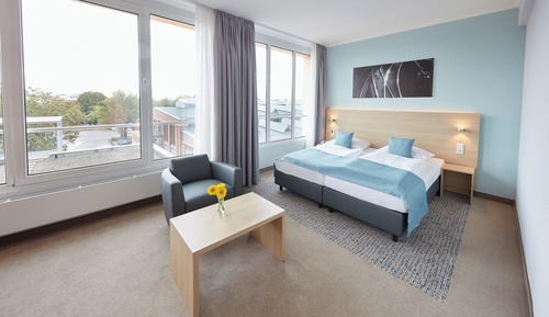 Standard Room, 1 King Bed, Courtyard View