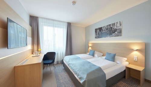 Standard Room, 1 King Bed, Courtyard View