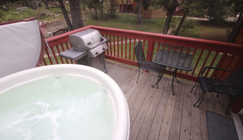 Two Bedroom Cabin on River with Hot Tub