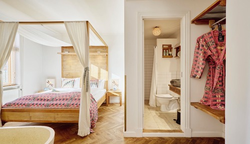 Junior Suite, 1 Queen Bed, Bathtub, City View