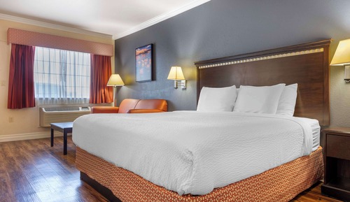 Standard Room, 1 King Bed, Accessible, Ground Floor