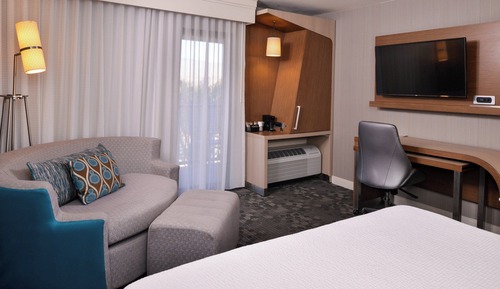 Room, 1 King Bed (Mobility/Hearing Access, Roll-In Shwr)