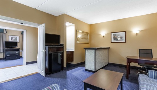 Deluxe Studio Suite, 1 King Bed, Non Smoking