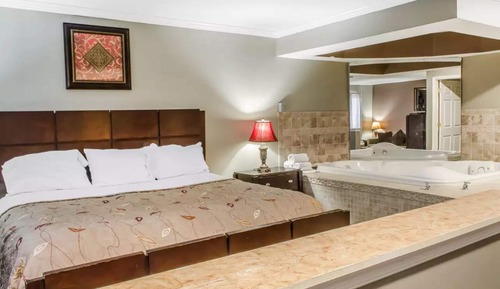Suite, 1 King Bed, Accessible, Smoking