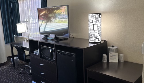 Standard Room, 2 Queen Beds, Roll-in Shower (Communications Accessible)