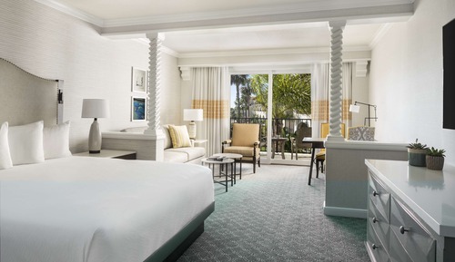 1 King Bed, Partial Ocean View (Oversize)
