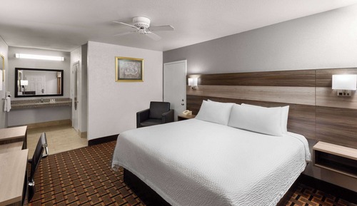 Room, 1 King Bed, Accessible, Non Smoking (Tub with Grab Bars)