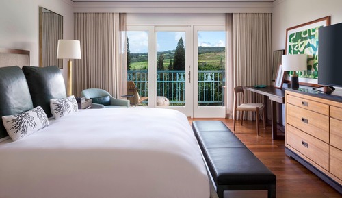 Deluxe Room, 1 King Bed, Lanai, Resort View (Hearing Accessible)